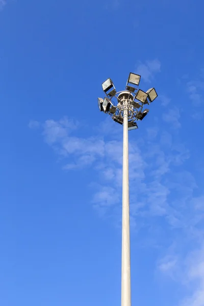 Poteau lumineux avec ciel bleu dans le parc — Photo