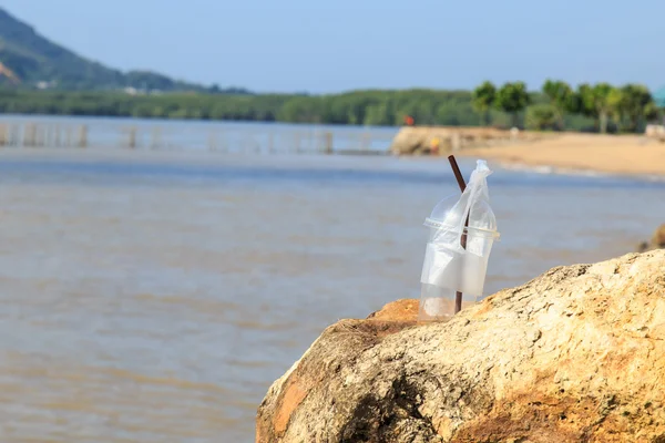 Vider Emporter feuille de verre en plastique à la mer — Photo