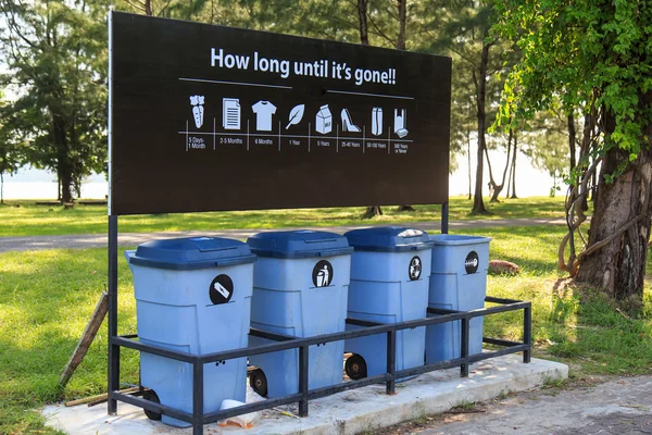 Diferentes contenedores para la colección de materiales de reciclaje — Foto de Stock