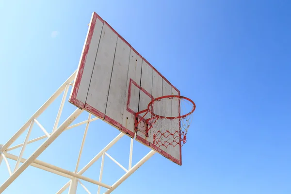 Aro de baloncesto con jaula — Foto de Stock