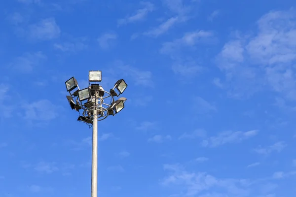 공원에서 푸른 하늘 가진 반점 빛 기둥 — 스톡 사진