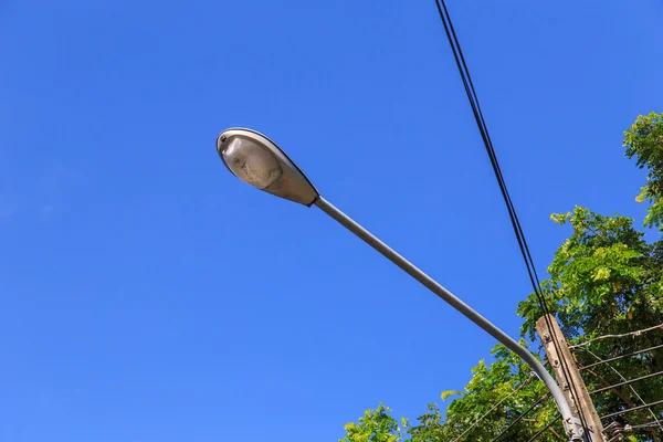 Ponto de luz pólo com céu azul no parque — Fotografia de Stock