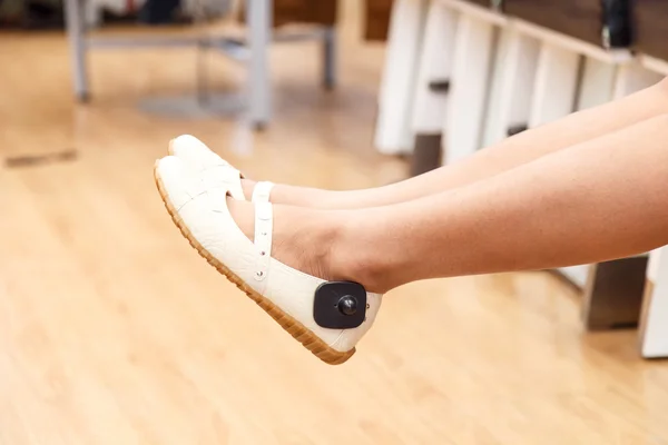 Picioare de doamnă care încearcă pe perechi de pantofi noi în magazin — Fotografie, imagine de stoc