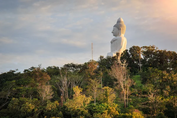 Gran estatua de buda blanca en la montaña en Phuket —  Fotos de Stock