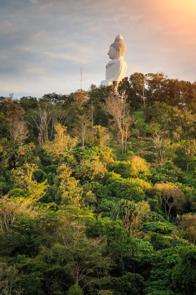 Stor vit buddha staty på berg i Phuket — Stockfoto