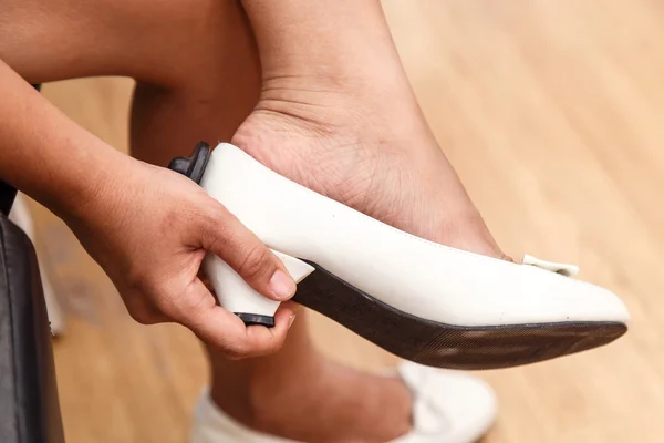 Benen van Dame proberen op een paar nieuwe schoenen in de winkel — Stockfoto