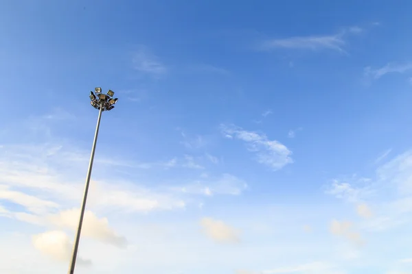 蓝蓝的天空，在体育场内现场轻杆 — 图库照片