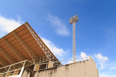 Stadyumda mavi gökyüzü ile spot ışık kutup