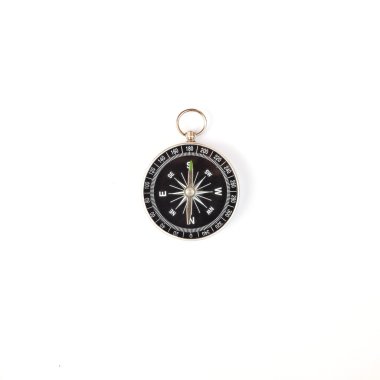 Beyaz arkaplanda pusula izole edildi