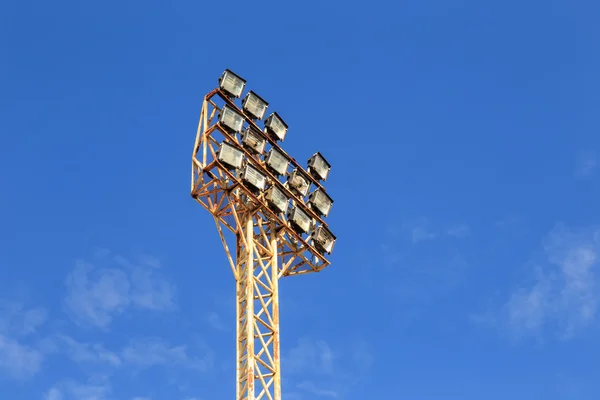 Místě sloupu veřejného osvětlení s modrou oblohu na stadionu — Stock fotografie