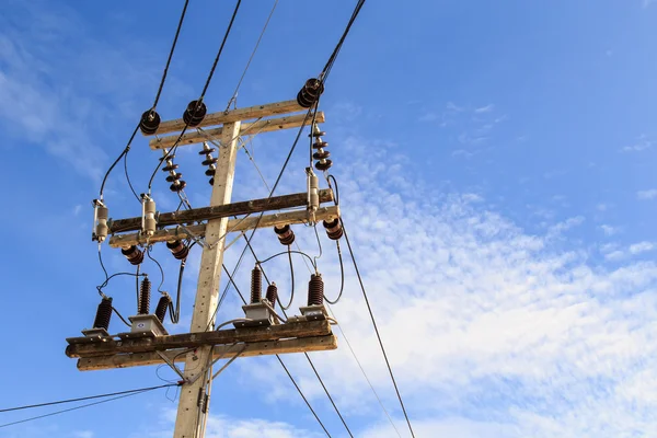 Electric pole kraftledningar och sladdar med blå himmel bakgrund — Stockfoto