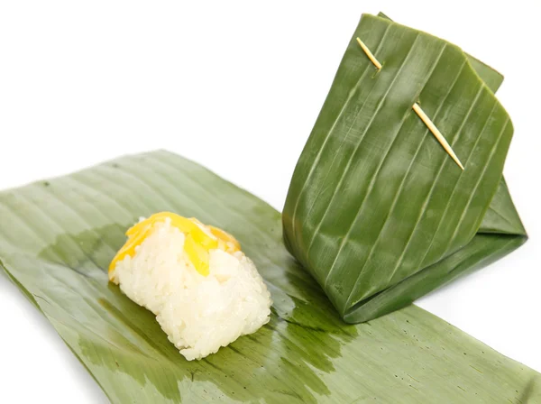 Sobremesa tradicional tailandesa (jaca com arroz pegajoso) Envolvida em — Fotografia de Stock