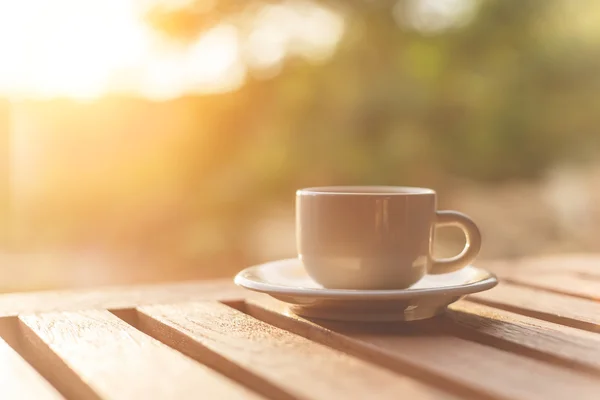 Een kop koffie op tafel — Stockfoto