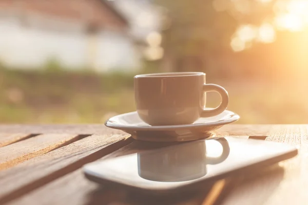 Una tazza di caffè e smartphone sul tavolo — Foto Stock