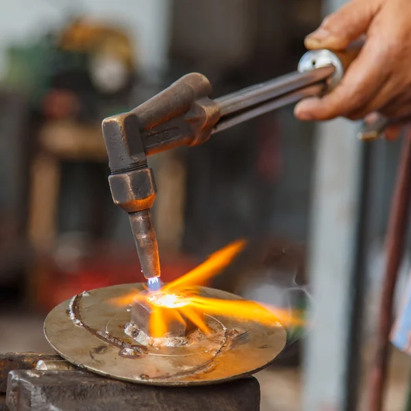 Trabajador corte tubo de acero utilizando la antorcha de metal — Foto de Stock