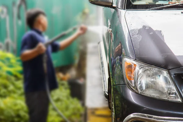 Θαμπάδα του ανθρώπου, χρησιμοποιώντας το πλυντήριο πίεσης για το πλύσιμο αυτοκινήτων — Φωτογραφία Αρχείου