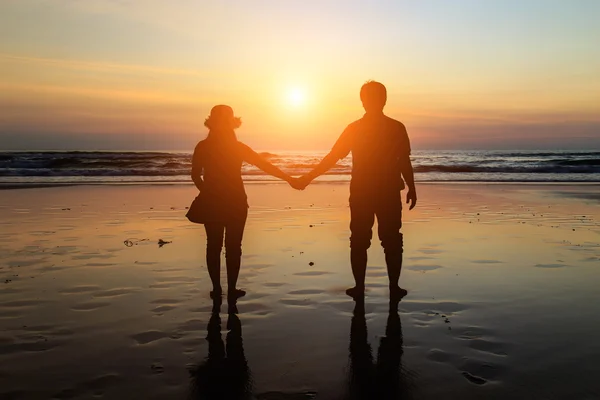 Silhouette eines thailändischen Paares am Strand bei Sonnenuntergang — Stockfoto