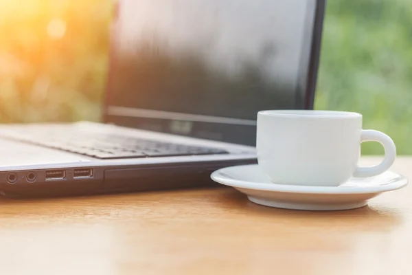 한 잔의 커피와 노트북 테이블에 — 스톡 사진