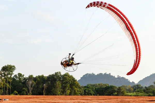 16 SETTEMBRE: concorrente non identificato del 4th Asian Beach Game Test Event for Paramotor il 15 settembre 2014 a Phuket, Thailandia — Foto Stock