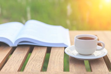 Kahve fincanı ve kitap sabah masada