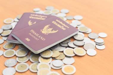 Tayland Passport'u kapatın ve masaya sikke