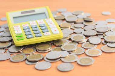 Hesap makinesi kadar kapatın ve masaya sikke