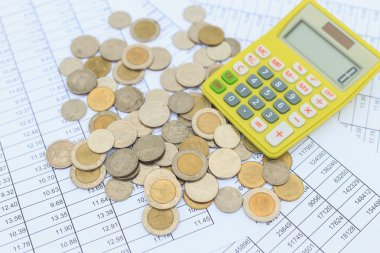 Hesap makinesi kadar kapatın ve masaya sikke