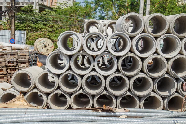 Pilha de tubos de drenagem de concreto — Fotografia de Stock