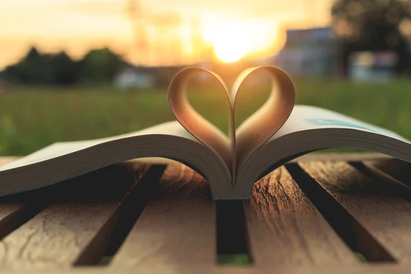 Sluiten boek op tafel in zonsondergang tijd — Stockfoto