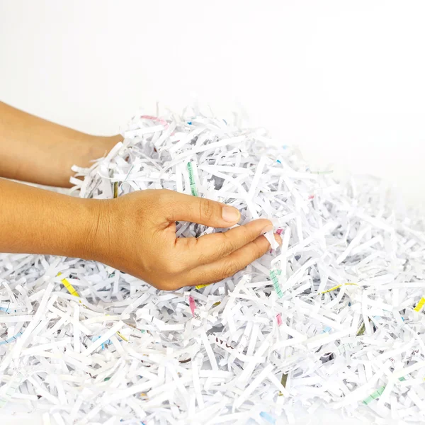 Hand som håller skrot papper från paper cutter — Stockfoto