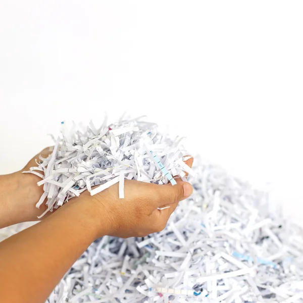 Mão segurando sucata de papel de cortador de papel — Fotografia de Stock