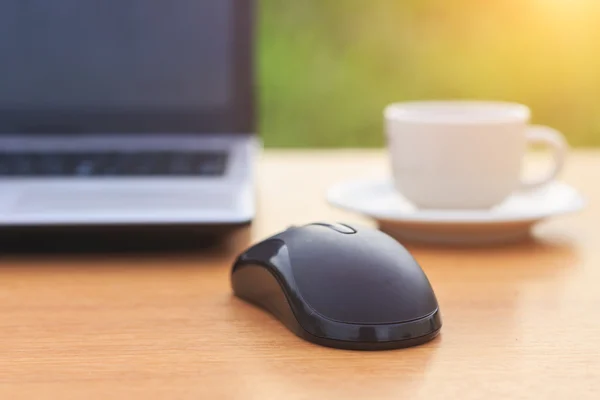 Primo piano mouse con computer portatile e caffè sul tavolo al morni — Foto Stock