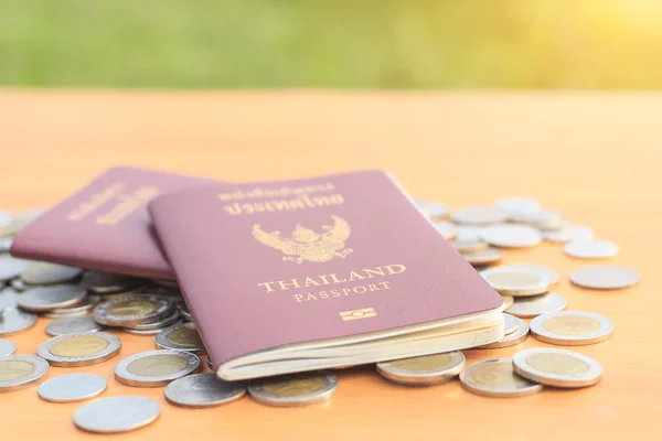 Nära håll Thailand passport och mynt på bordet — Stockfoto