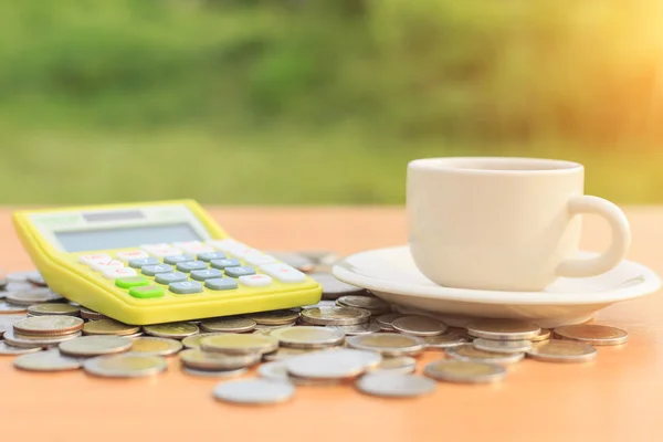 Primer plano calculadora y moneda en la mesa — Foto de Stock