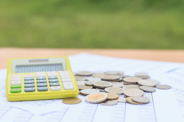 Primer plano calculadora y moneda en la mesa — Foto de Stock