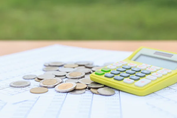 Primer plano calculadora y moneda en la mesa — Foto de Stock