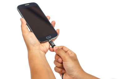 Beyaz arkaplanda el ele tutuşan akıllı telefon izole edildi