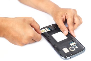 SIM kart tutarak ve smartphone üzerinde beyaz izole içine koymak el 