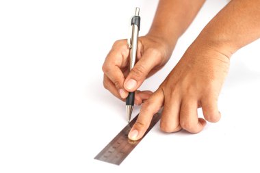 Kalemi ve cetvel üzerinde beyaz adam izole tutan el