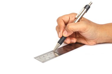 Kalemi ve cetvel üzerinde beyaz adam izole tutan el