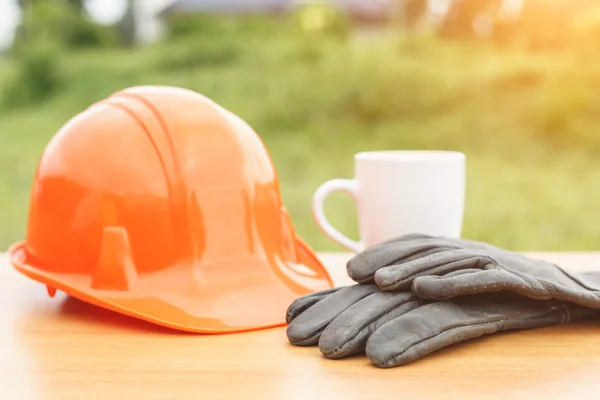 Close-up van koffie beker en helm op de tafel — Stockfoto