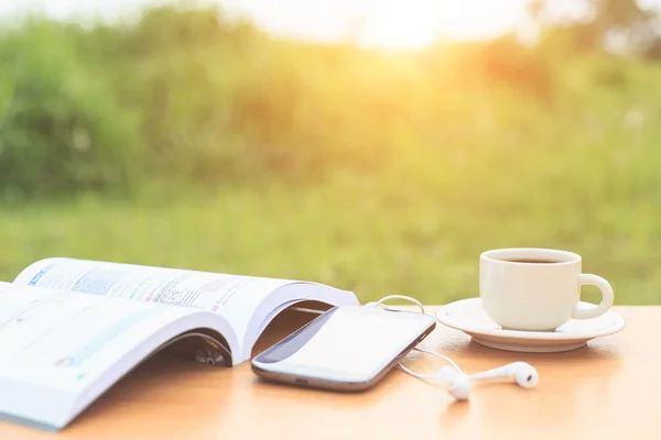 Kaffeetasse und Buch am Morgen auf dem Tisch — Stockfoto