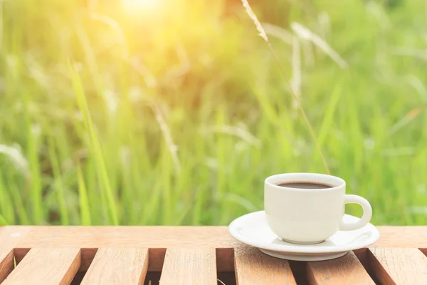 Taza de café en la mesa por la mañana —  Fotos de Stock