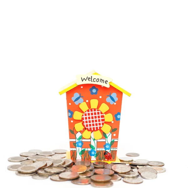 Piggy bank en munt geïsoleerd op witte achtergrond — Stockfoto