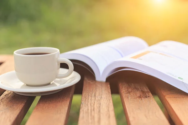 Chiudi la tazza di caffè e prenota sul tavolo al mattino — Foto Stock