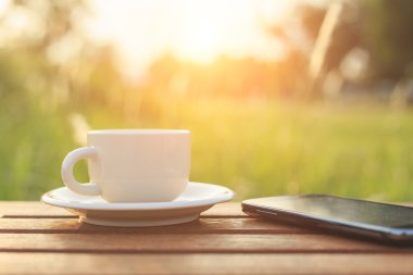 Kahve fincanı ve sabah masada smartphone