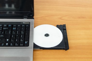 dizüstü bilgisayar açık cd - dvd sürücü ile