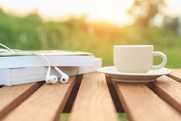 Taza de café y libro en la mesa por la mañana — Foto de Stock