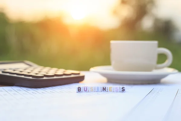 Negocios escritos en cuentas de letras y una taza de café en la mesa — Foto de Stock