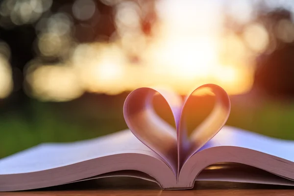 Sluiten boek op tafel in zonsondergang tijd — Stockfoto